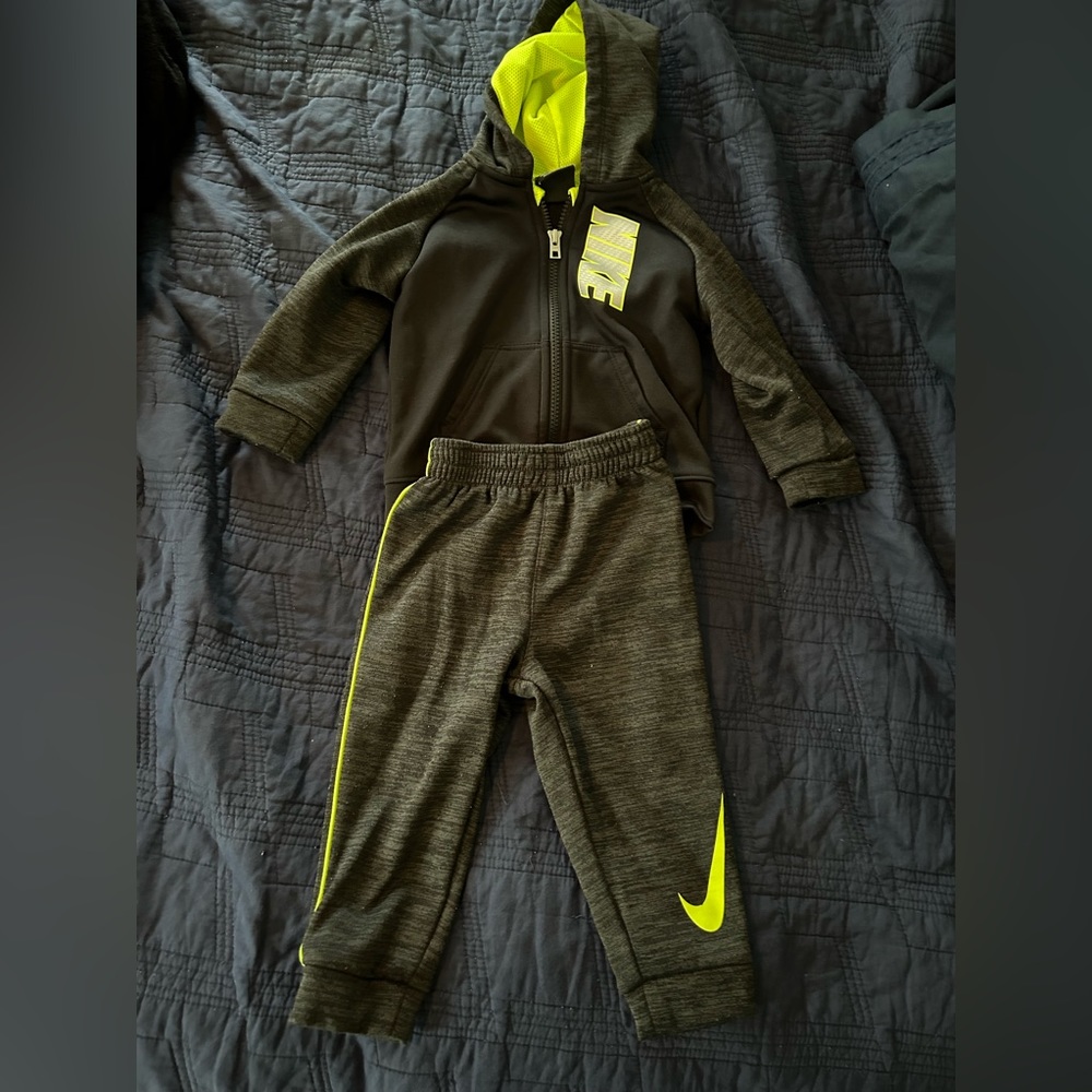 Nike Dri-Fit sweatsuit 18m